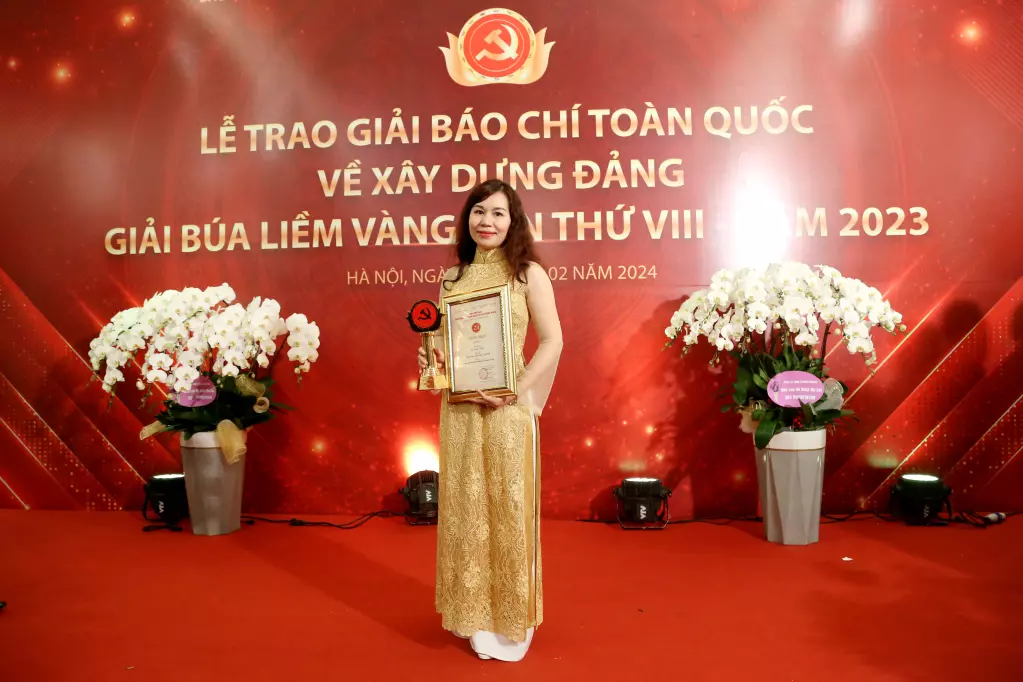 Nhà báo Thu Giang, Trung tâm Truyền thông tỉnh Quảng Ninh, đại diện nhóm tác giả nhận Giải C, Giải Báo chí toàn quốc về xây dựng Đảng lần thứ VIII.